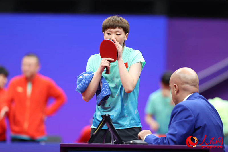 王曼昱在比赛中。