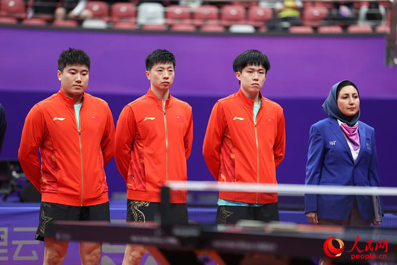 中国乒乓球男队队员登场。
