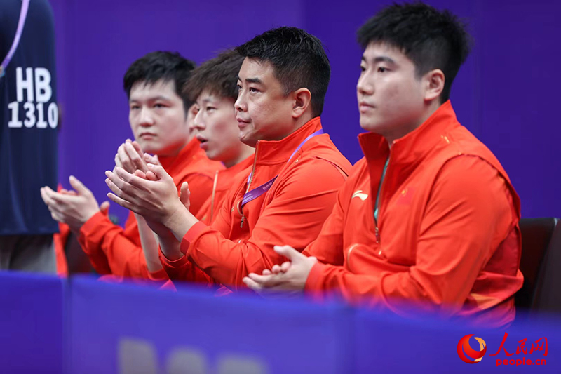 中国乒乓球男队队员观战。