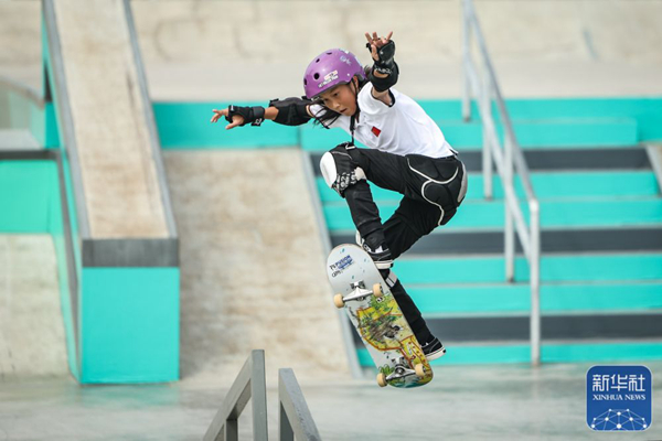 9月27日,中国选手崔宸曦在比赛中。当日,在钱塘轮滑中心举行的杭州亚运会女子街式决赛中,中国选手崔宸曦以242.62分的成绩夺得冠军,曾文蕙获得亚军,日本选手伊藤美优获得季军。新华社记者 潘昱龙摄