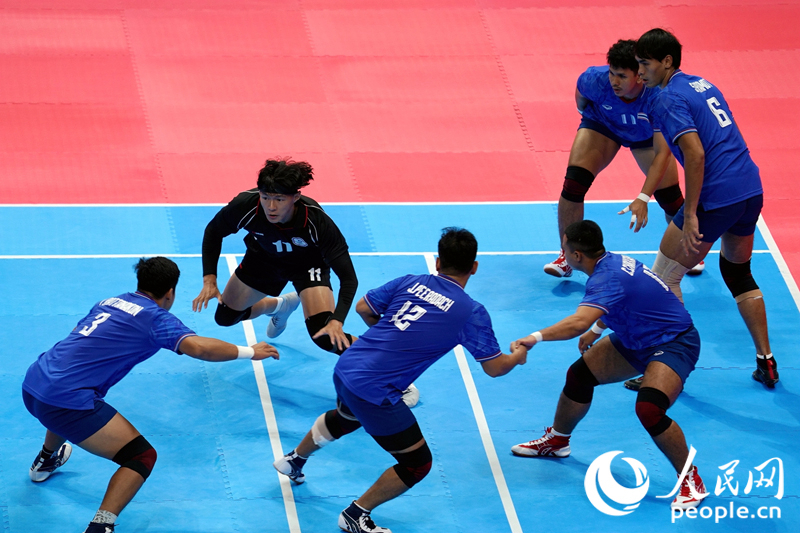 泰国队队员(蓝)进行防守。