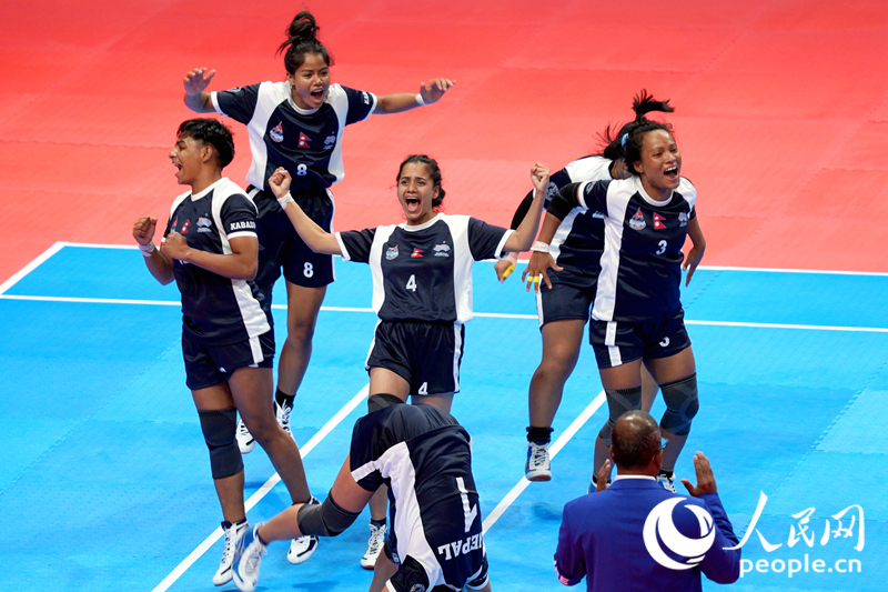 尼泊尔队队员庆祝比赛胜利。