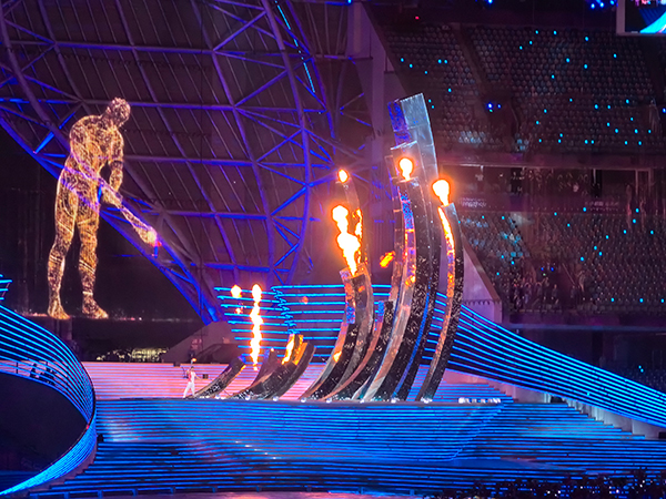 9月23日晚,第十九届亚洲运动会开幕式在浙江省杭州市隆重举行。图为“数字火炬手”与火炬手汪顺共同点燃主火炬。人民网记者 杨磊摄