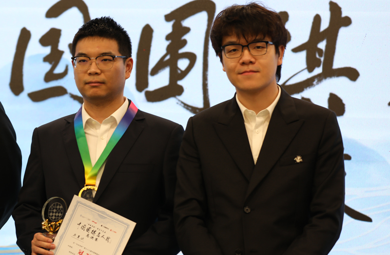 芈昱廷(左)与柯洁在颁奖仪式上合影。