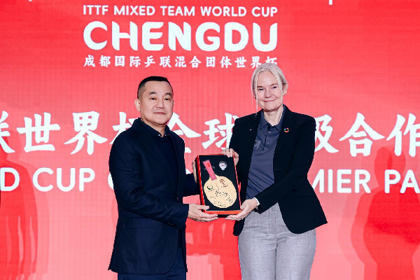 泸州老窖集团及股份公司党委书记、董事长刘淼(左)与国际乒联主席佩特拉·索林(右)互赠礼物。主办方供图