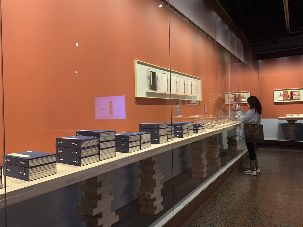 �������ڲι�չ�������������� Τ������