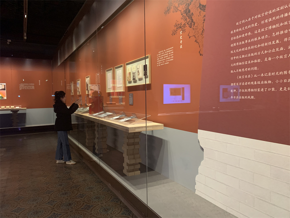 观众正在参观展览。人民网记者 韦衍行摄