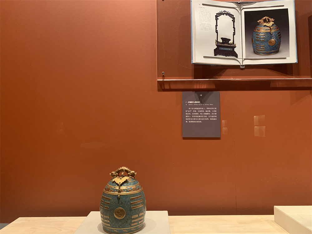 古铜彩八卦纹钟。人民网记者 韦衍行摄