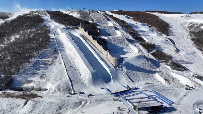 自由式滑雪及单板滑雪U型场地技巧世界杯在崇礼云顶滑雪公园举行。人民网记者 李兆民摄