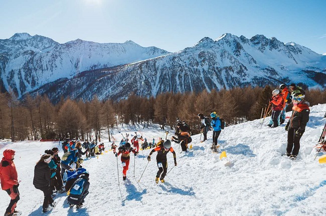 中国队布鲁尔（4号）在比赛中保持领先。中国滑雪登山队供图