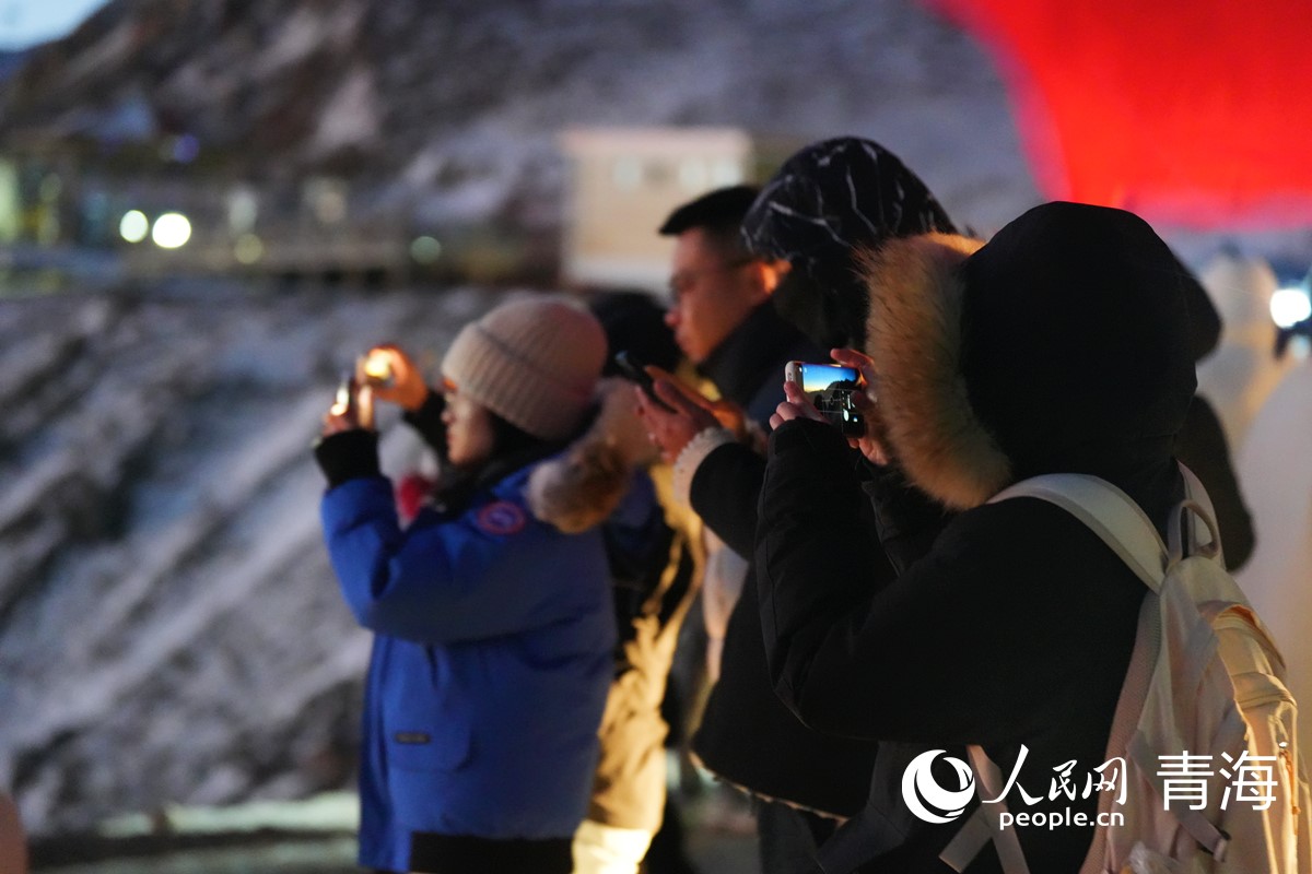 游客在拉脊山巅赏日出云海、雪山大地。人民网记者 杨启红摄