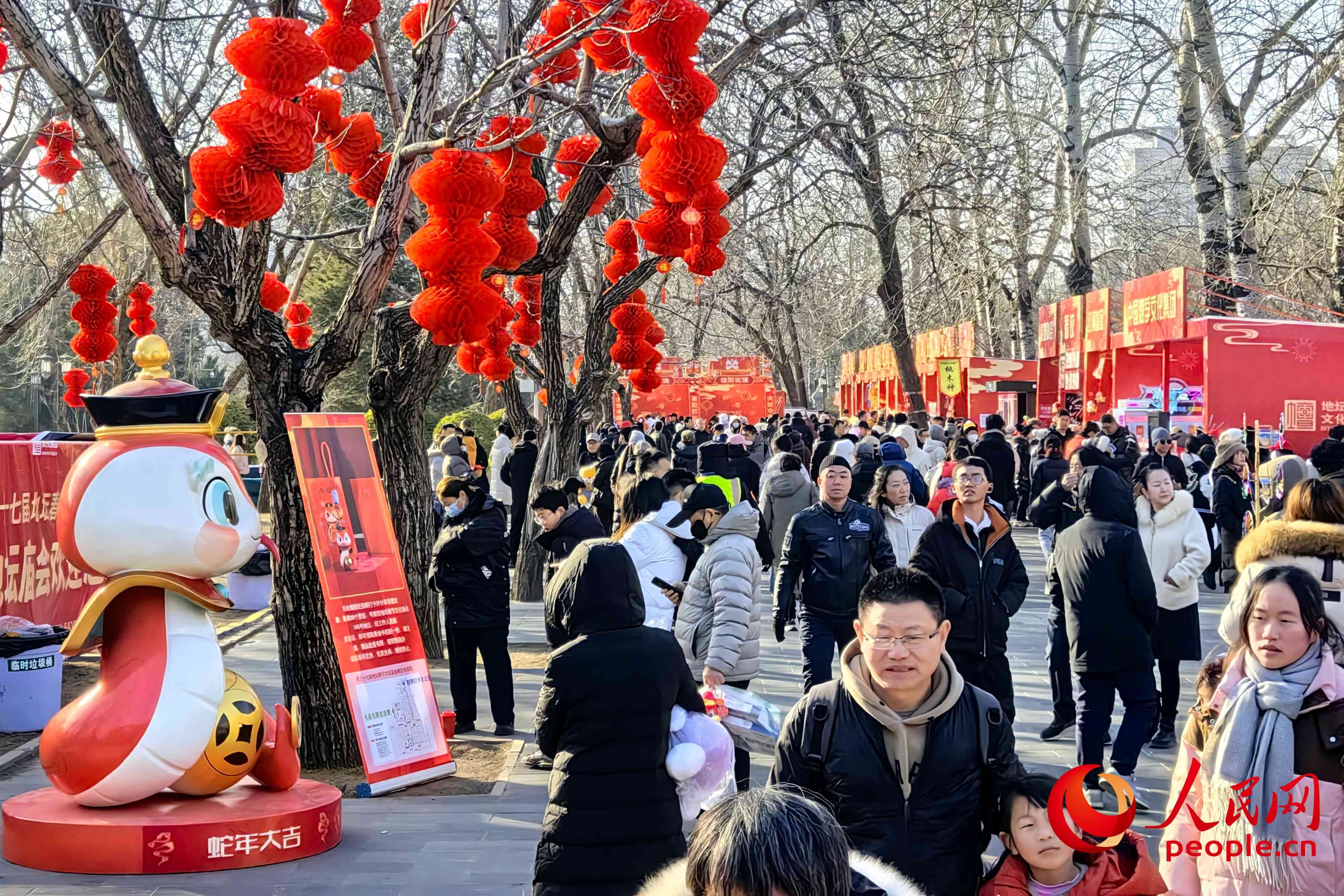 近日，北京地坛庙会现场人头攒动。人民网记者 刘微摄