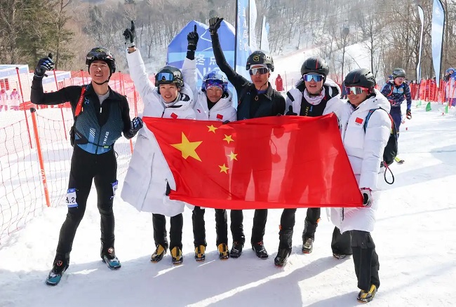 2月12日，中国队3组选手赛后庆祝。新华社记者 杨青摄