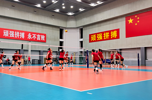 4月28日，中国女排在主教练赵勇的带领下进行训练。人民网记者 胡雪蓉摄