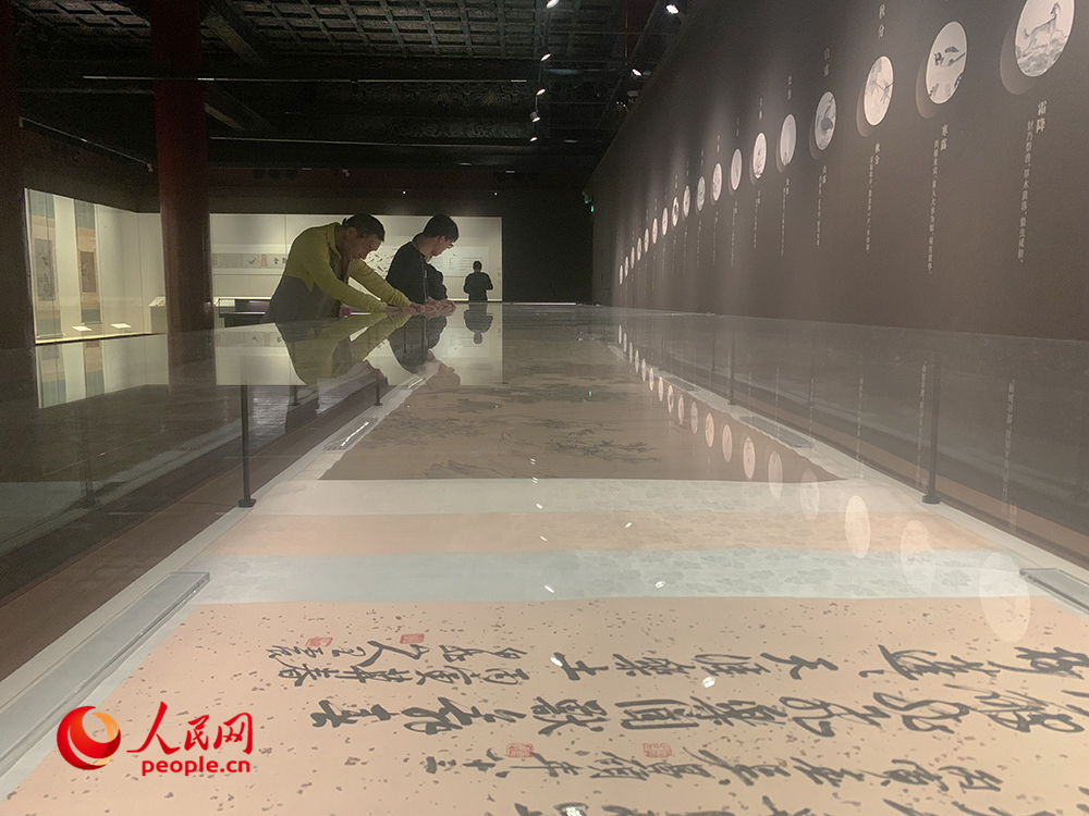 观众正在参观展览。人民网记者 韦衍行摄