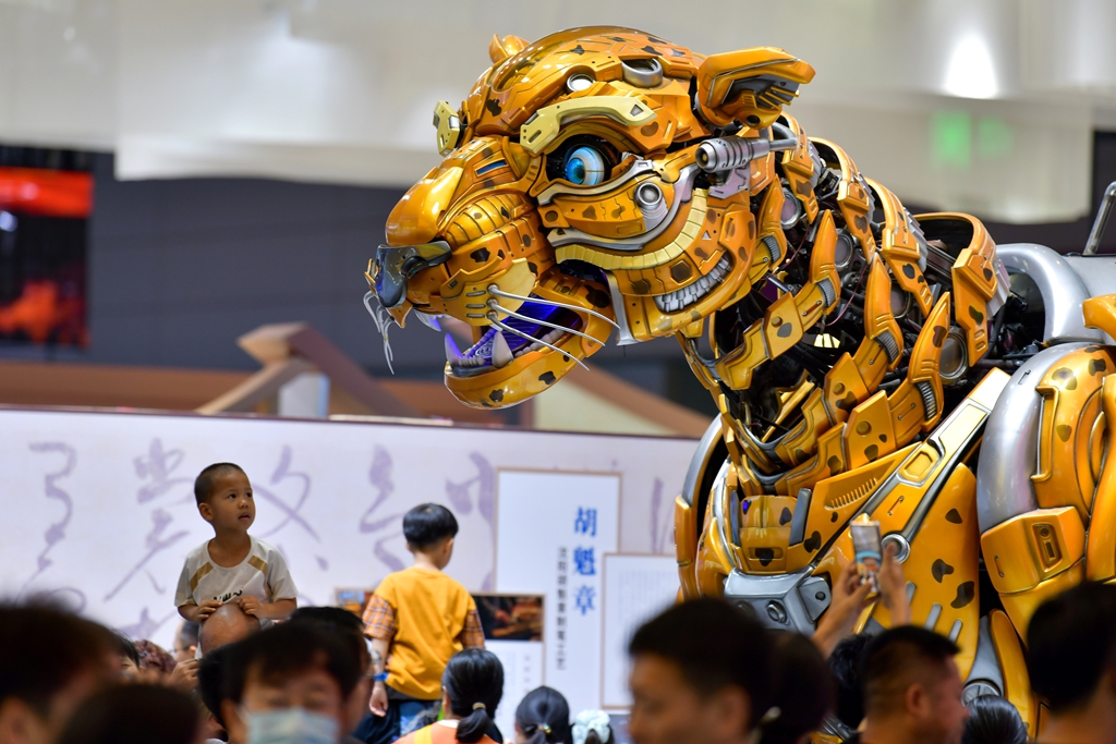 2025年5月24日，观众参观第二十一届中国（深圳）国际文化产业博览交易会，欣赏动物机械艺术装置“金钱豹”。人民网记者 任峰涛摄