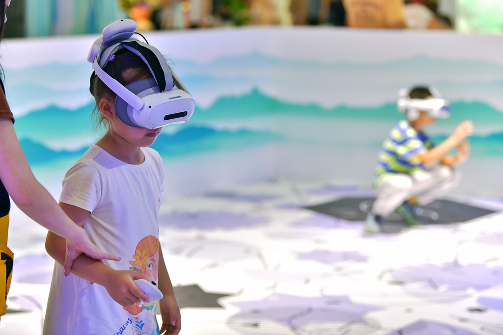 2025年5月24日，小朋友们现场体验VR眼镜。人民网记者 任峰涛摄
