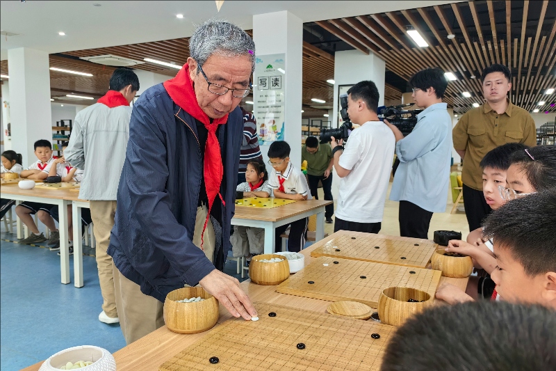 中国围棋协会名誉主席华以刚在下指导棋。