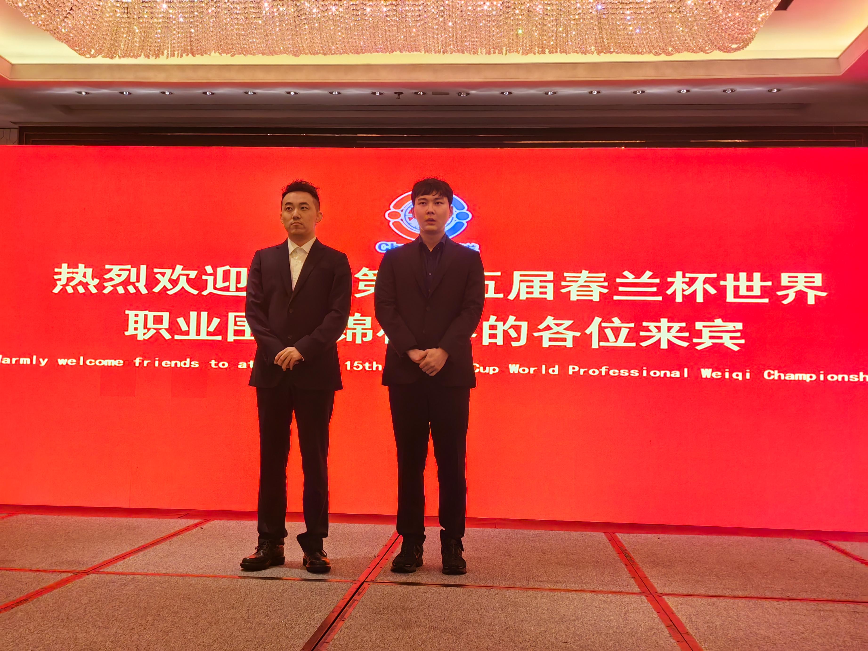 杨楷文九段（左）与朴廷桓九段。人民网记者 李乃妍摄
