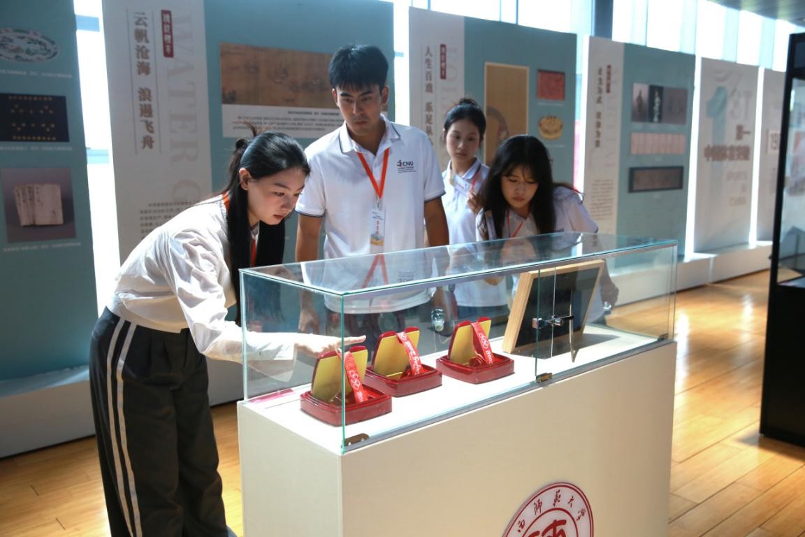 在校学生观看展览。 主办方供图