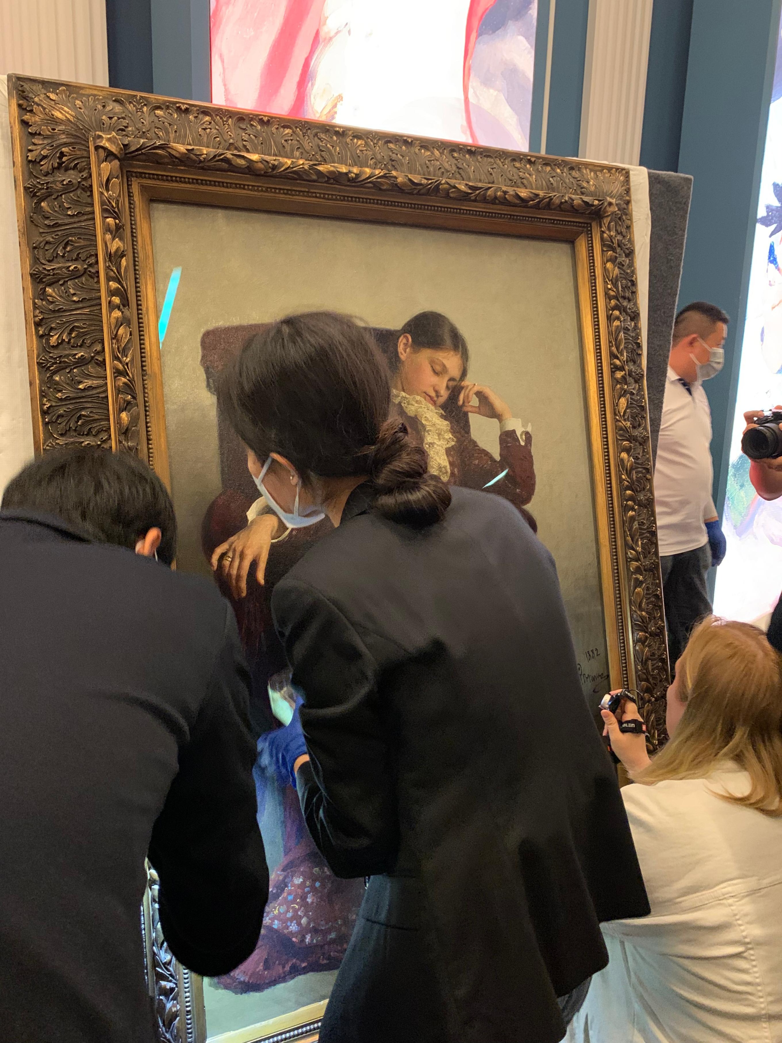 工作人员查验列宾画作《歇息》。人民网记者 刘颖颖摄