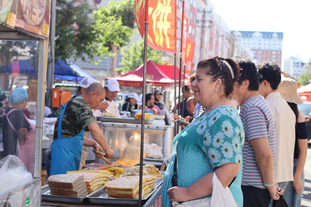 这是俄罗斯游客黑河早市选购早餐（7月8日摄）。新华社记者 姜思妮 摄