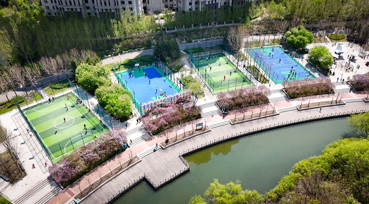 2025年5月，市民在哈尔滨市群力体育公园锻炼。人民网记者 苏靖刚摄