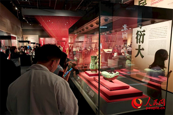 5月20日，观众正在参观“看·见殷商”展览。人民网记者 韦衍行摄