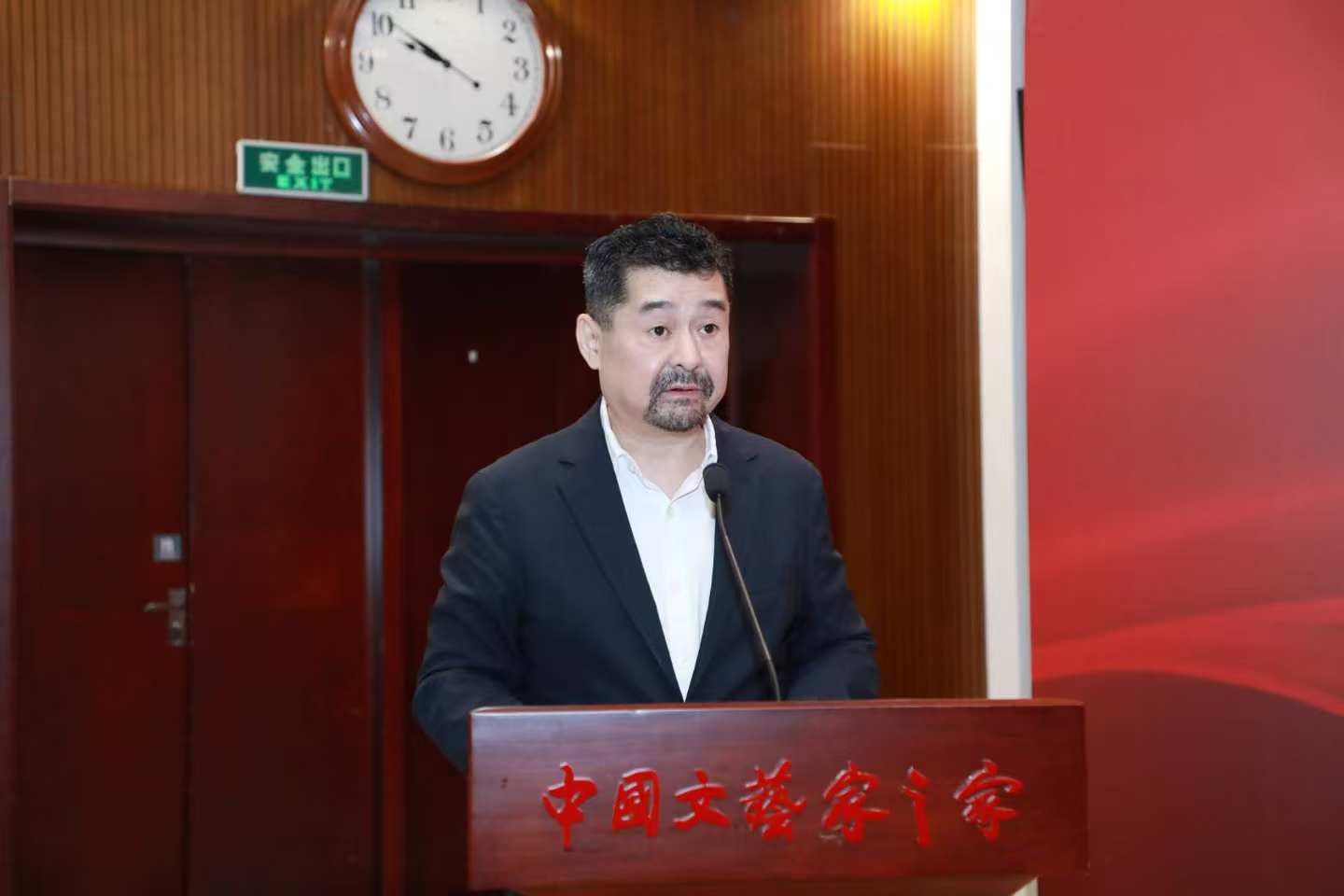 导师代表王勇在启动仪式上发言。中国文联供图