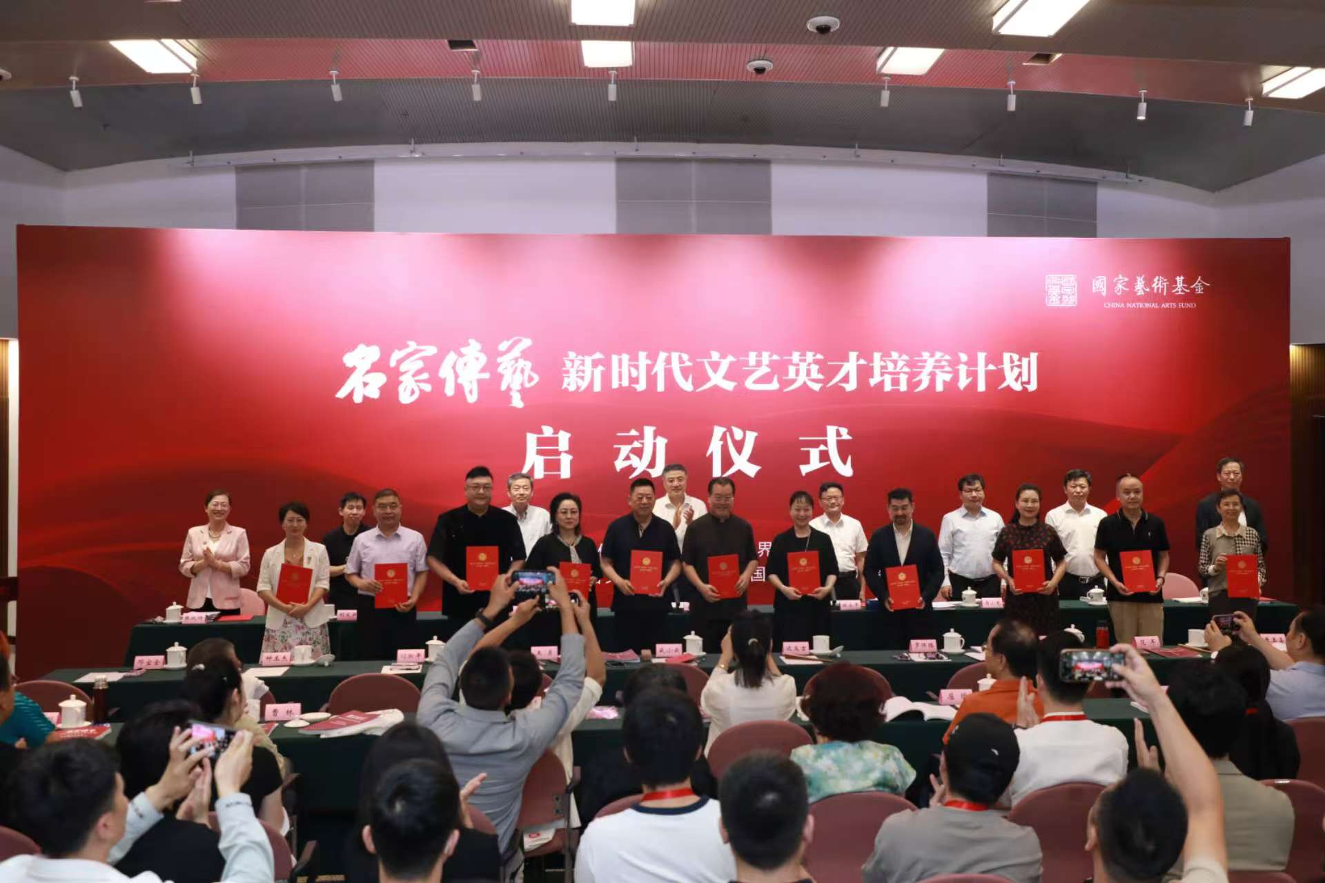 为导师颁发聘书。中国文联供图