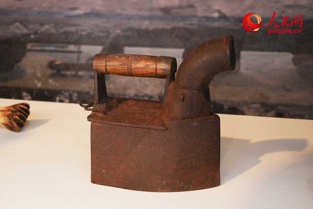 抗联被服厂用过的熨斗。人民网记者 韦衍行摄