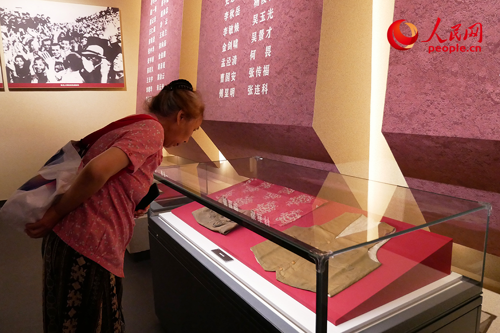 观众正在参观展览。人民网记者 韦衍行摄