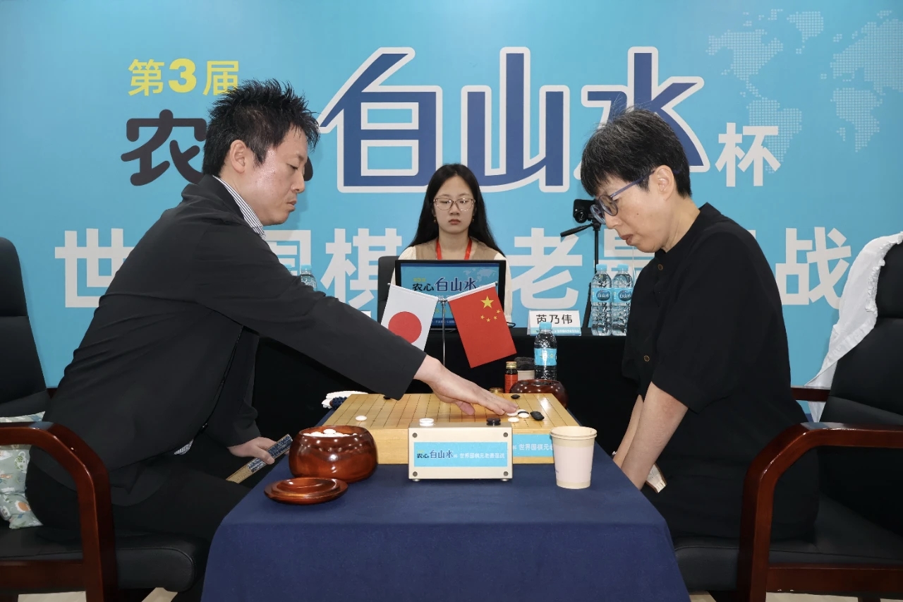 中野宽也（左一）对阵芮乃伟。人民网记者 李乃妍摄
