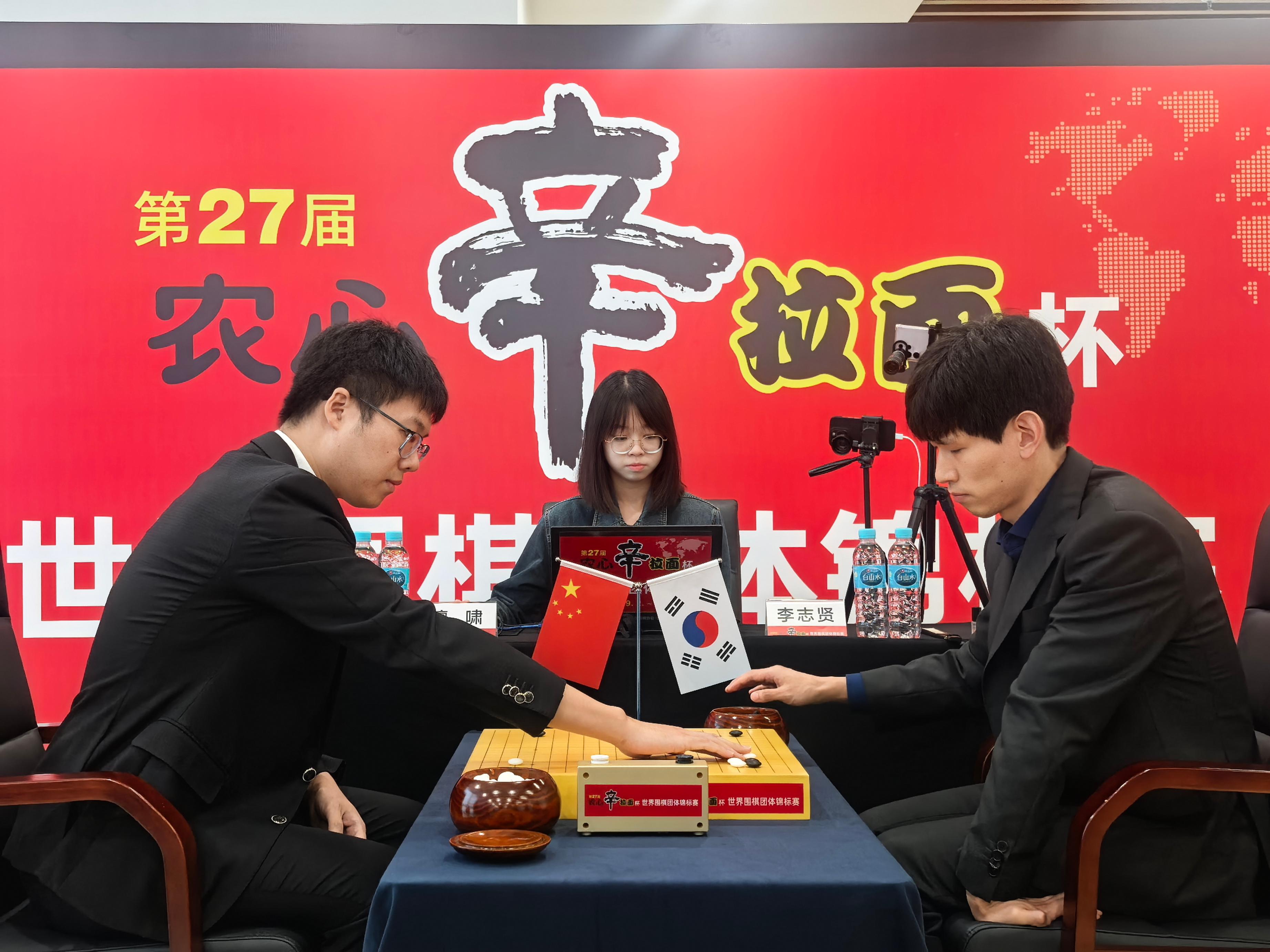 檀啸（左一）对阵李志贤。人民网记者 李乃妍摄