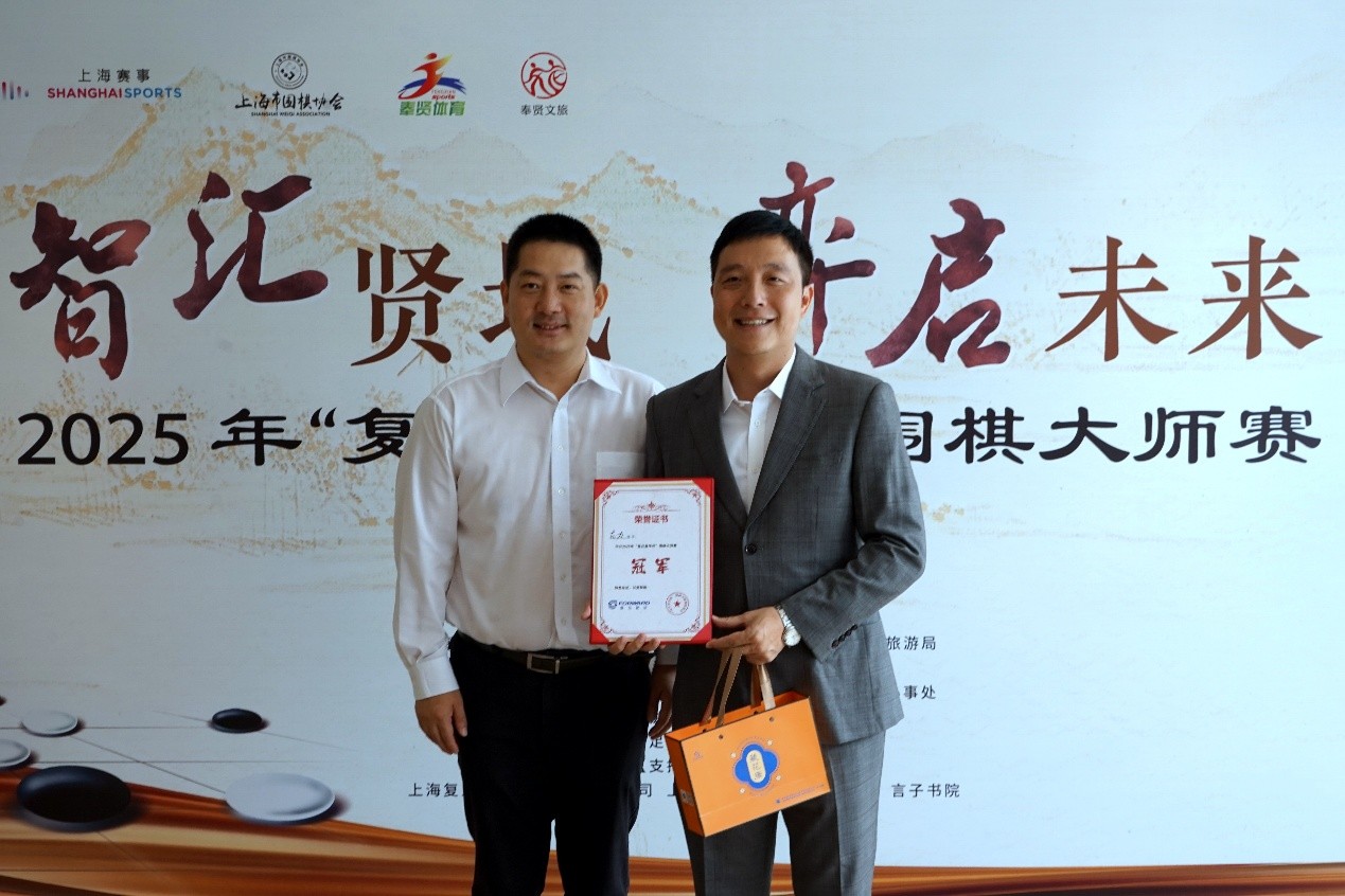 常昊（左）和古力合影。中国围棋协会供图