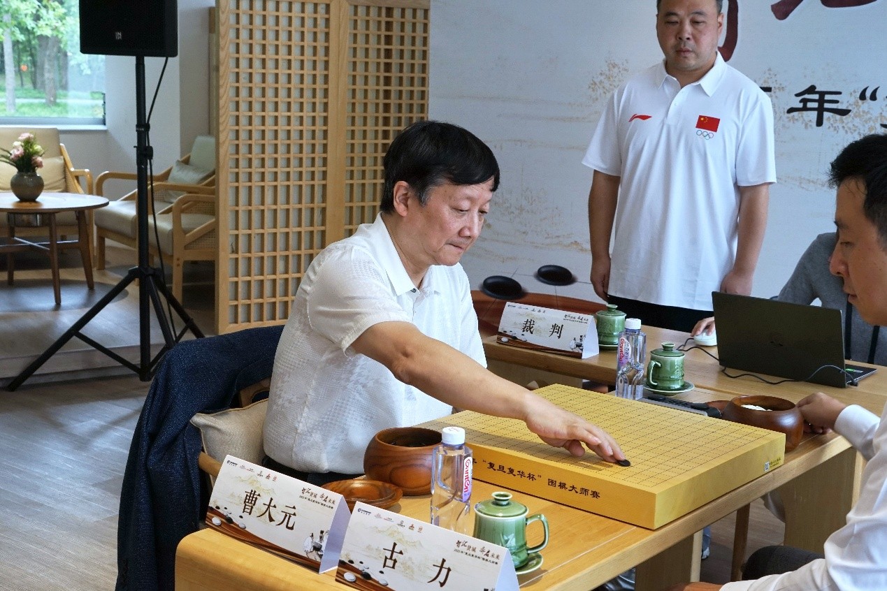 曹大元（左）在比赛中。中国围棋协会供图