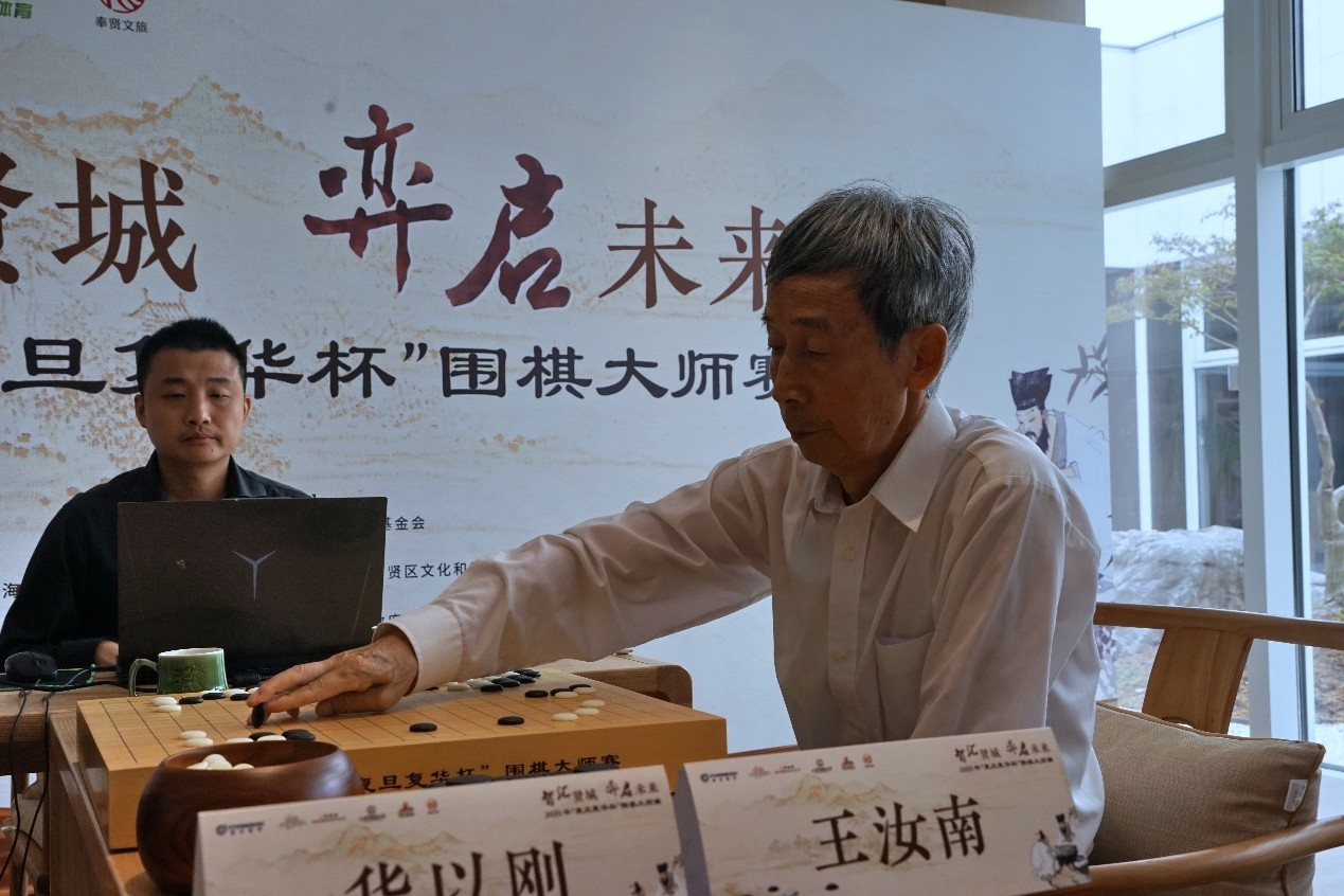 王汝南（右)在比赛中。中国围棋协会供图