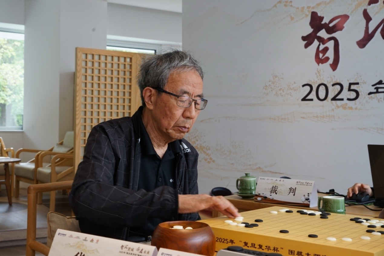 华以刚在比赛中。中国围棋协会供图