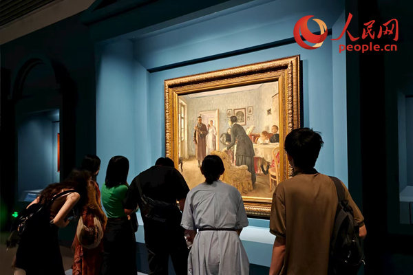 观众在国博列宾艺术特展中欣赏画作。人民网记者 韦衍行摄