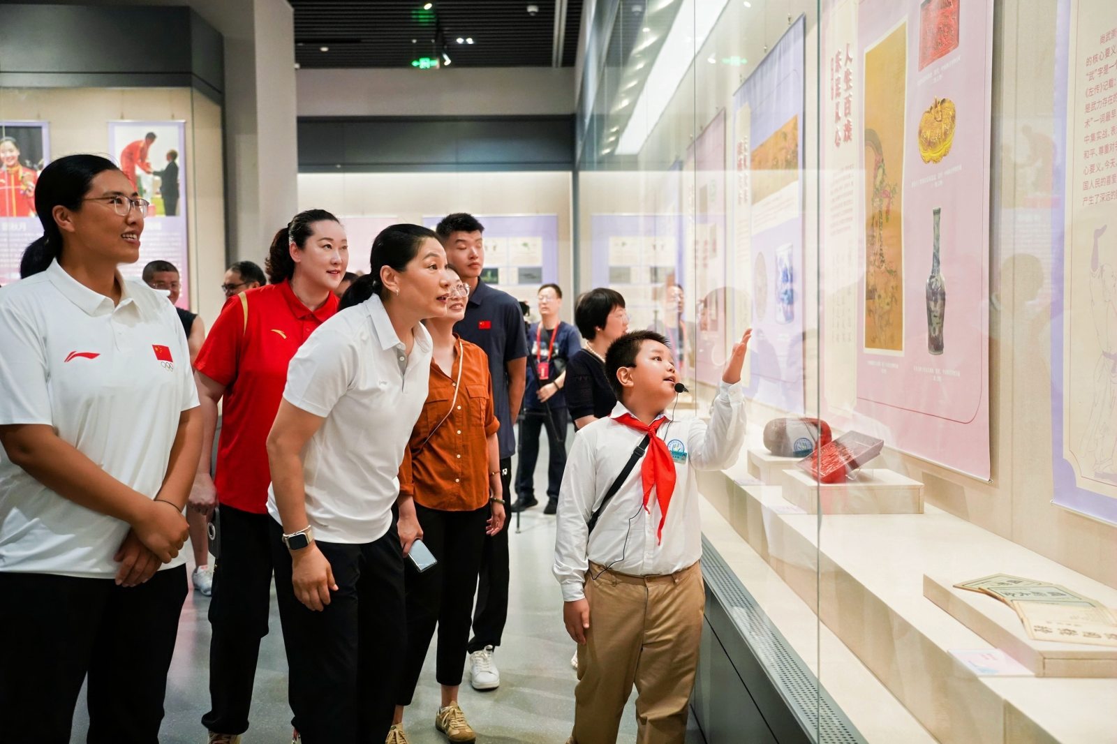奥运健儿观看体育文化展览。图片来源：国家体育总局体育文化发展中心