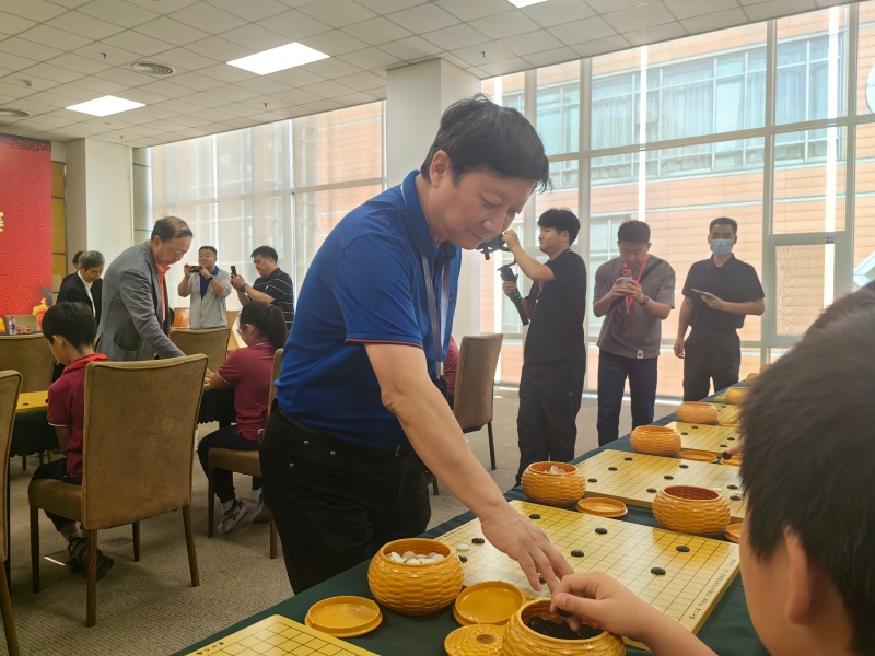 曹大元九段下指导棋。