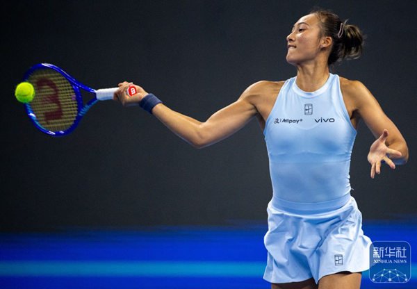 郑钦文在比赛中。 新华社记者 胡竞文 摄