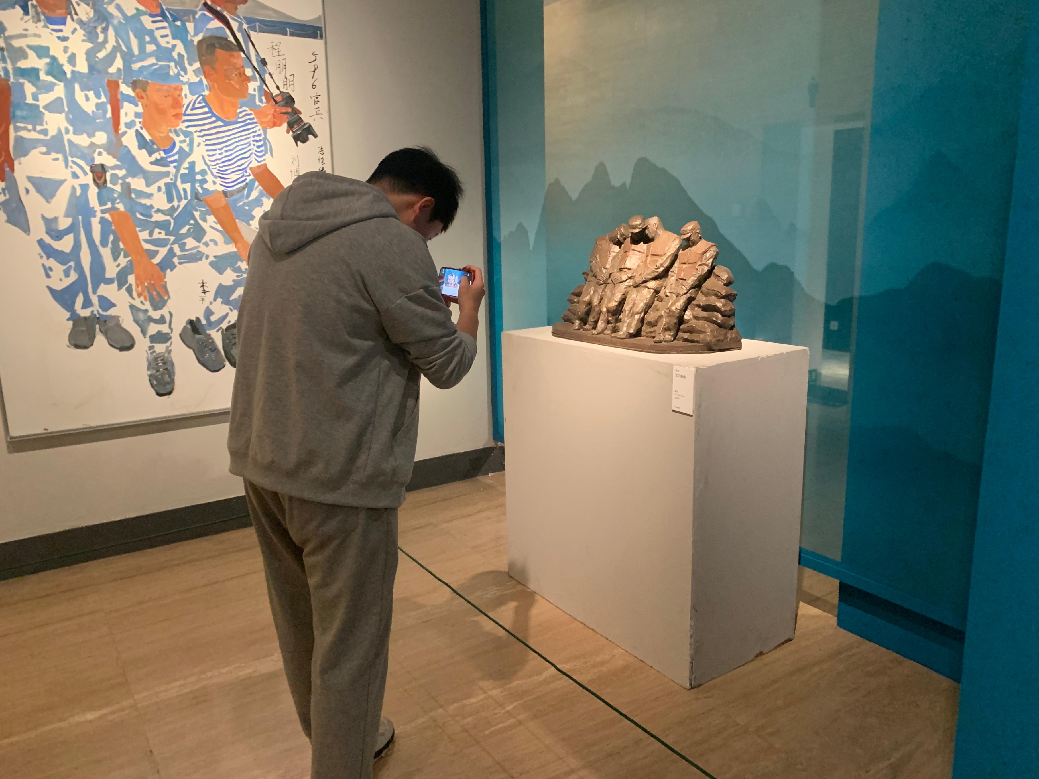 9月27日，观众在中国美术馆参观“贵在意·致敬经典——全国写意美术作品展”。人民网记者 刘微摄