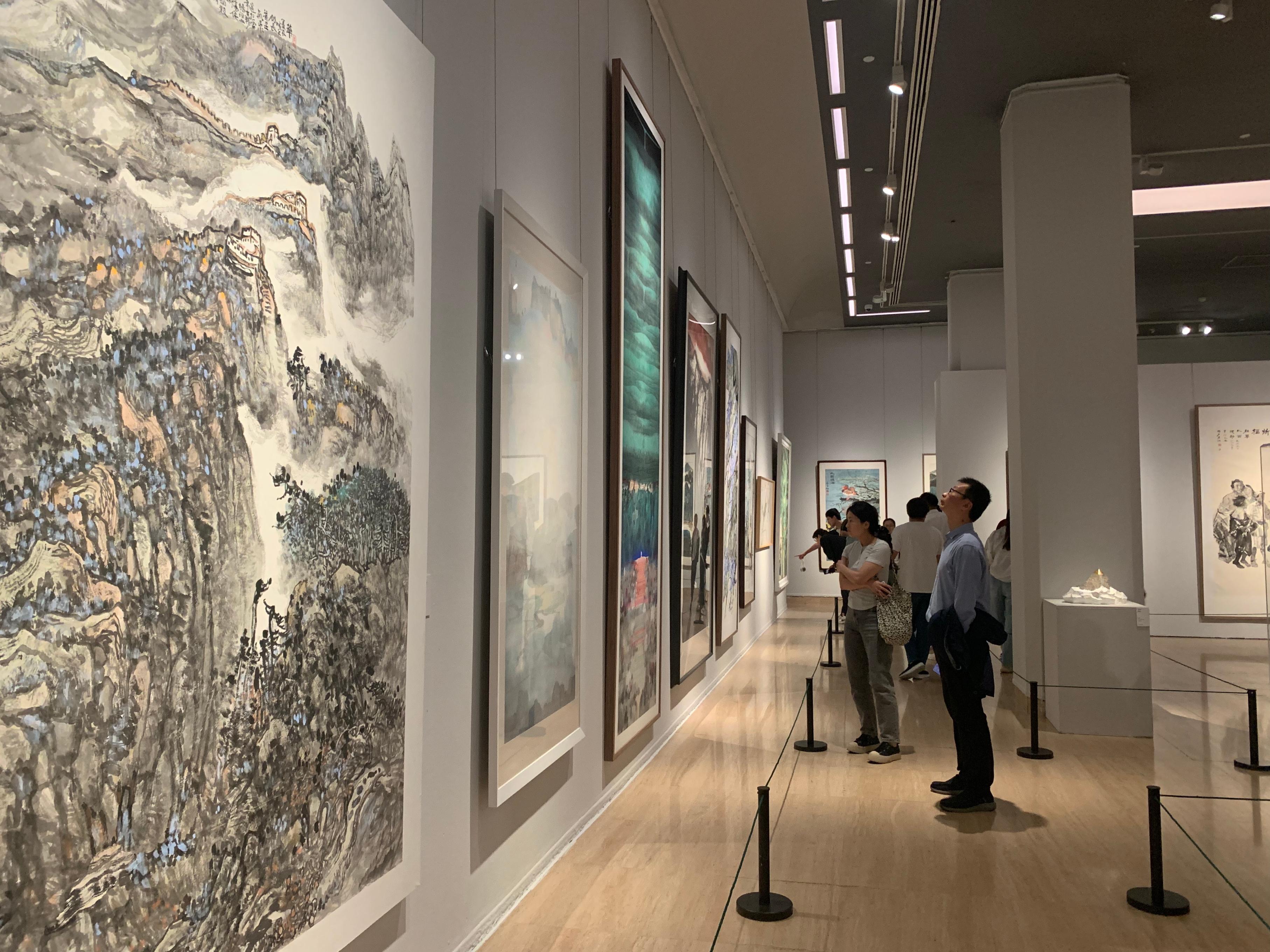 9月27日，观众在中国美术馆参观“贵在意·致敬经典——全国写意美术作品展”。人民网记者 刘微摄