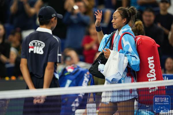 郑钦文离场时向观众致意。新华社记者 那宇奇 摄