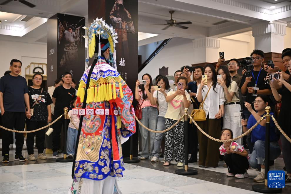 观众在位于天津的中国大戏院观看戏曲快闪表演(10月1日摄)。新华社记者 孙凡越 摄