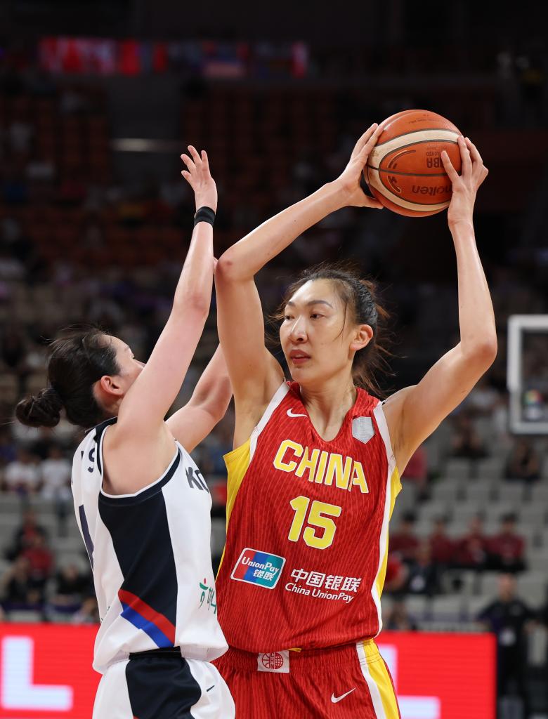 7月20日,中国队球员韩旭(右)在比赛中进攻。当日,在广东深圳举行的2025国际篮联女篮亚洲杯季军赛中,中国队对阵韩国队。新华社记者 梁旭 摄