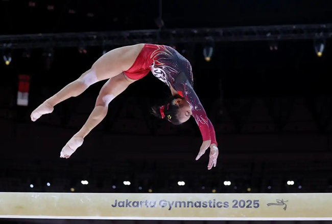 张清颖在女子平衡木决赛中。新华社记者 白雪飞摄
