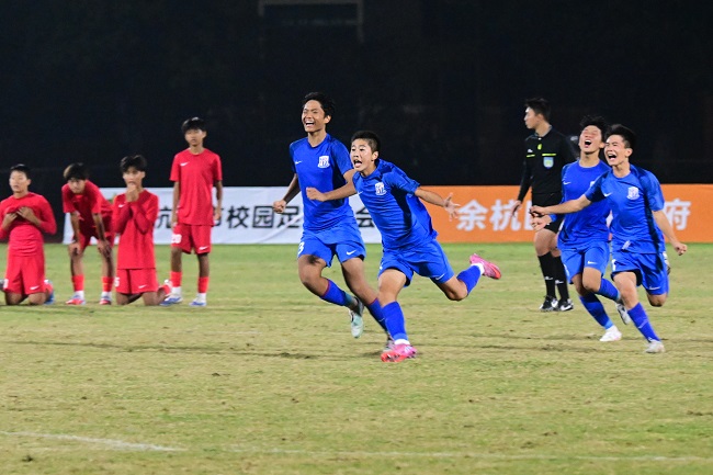 上海申花U14球员在点球大战命中后庆祝。主办方供图