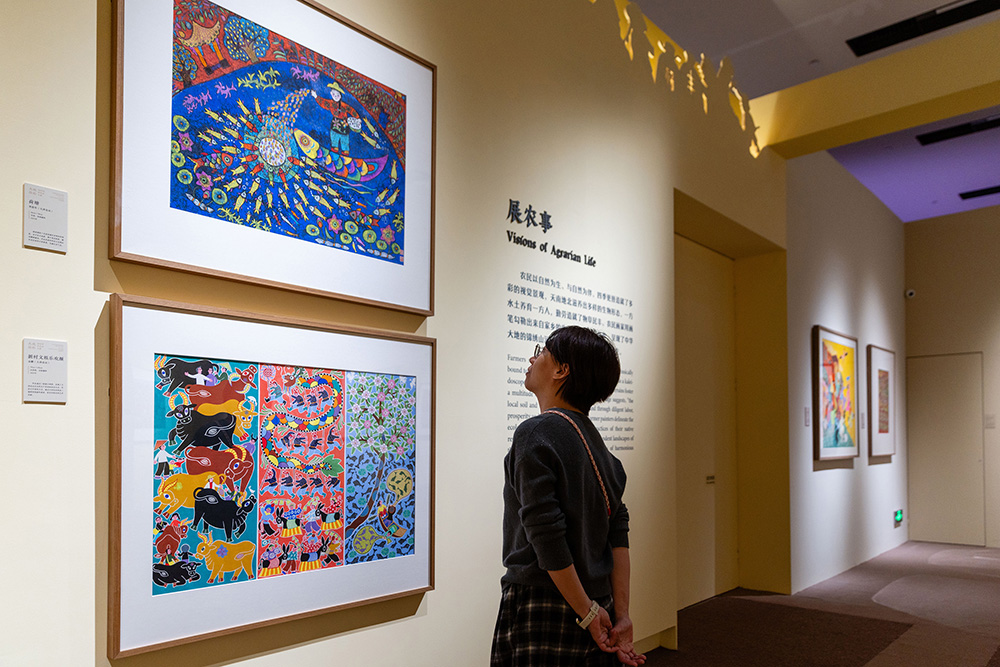 观众正在参观展览。人民网记者 韦衍行摄